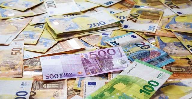 Debito pubblico - immagine di banconote