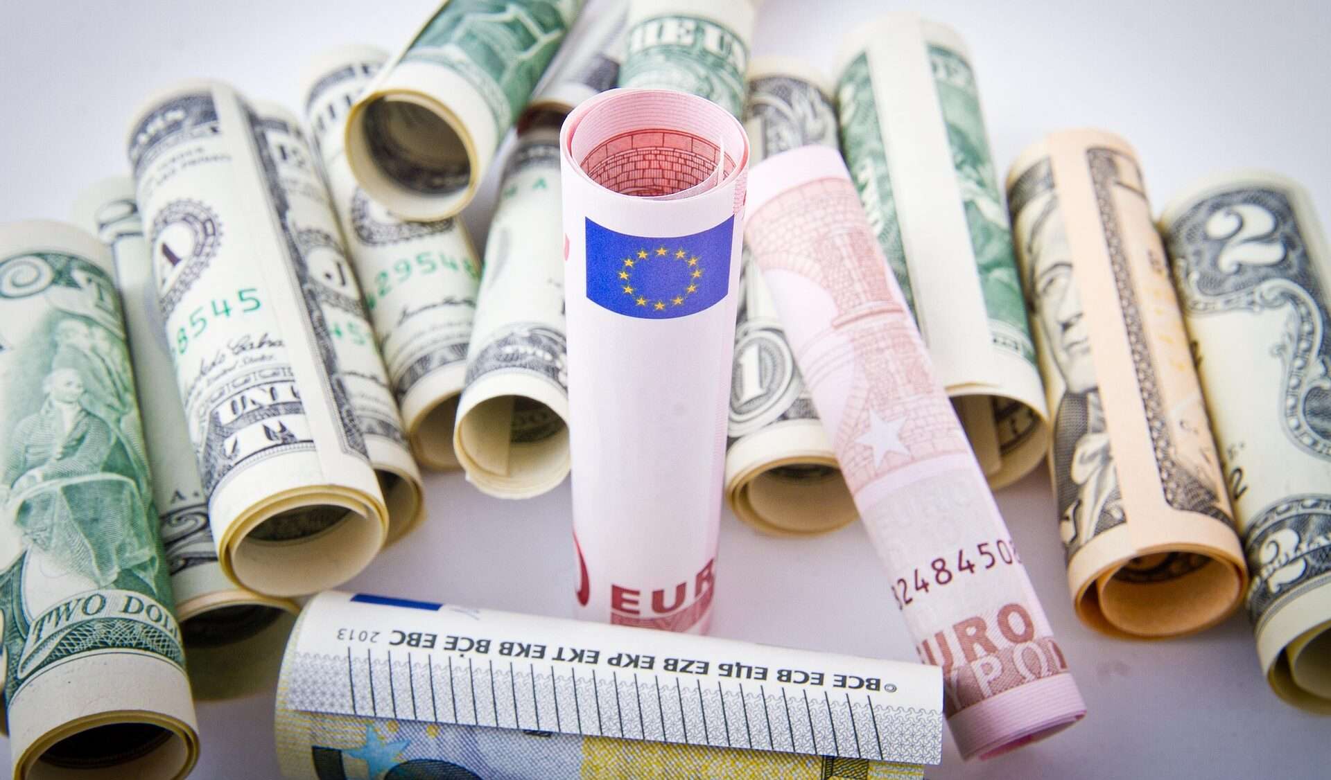 un'immagine che riprende sia banconote di euro che di dollari
