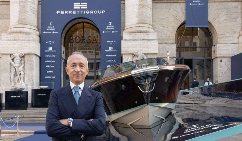 foto di Alberto Galassi con uno dei modelli Riva in occasione dell'ipo a Piazza Affari di Ferretti