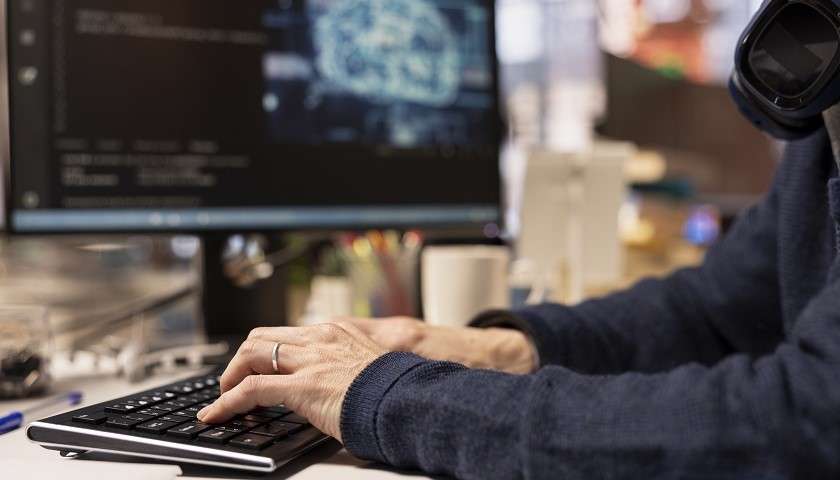 Un ingegnere dell'intelligenza artificiale lavora al computer