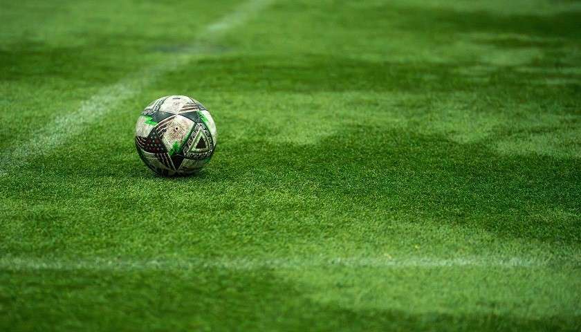 Un pallone su un campo di calcio
