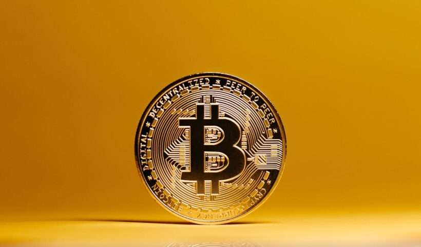 Moneta bitcoin su sfondo giallo