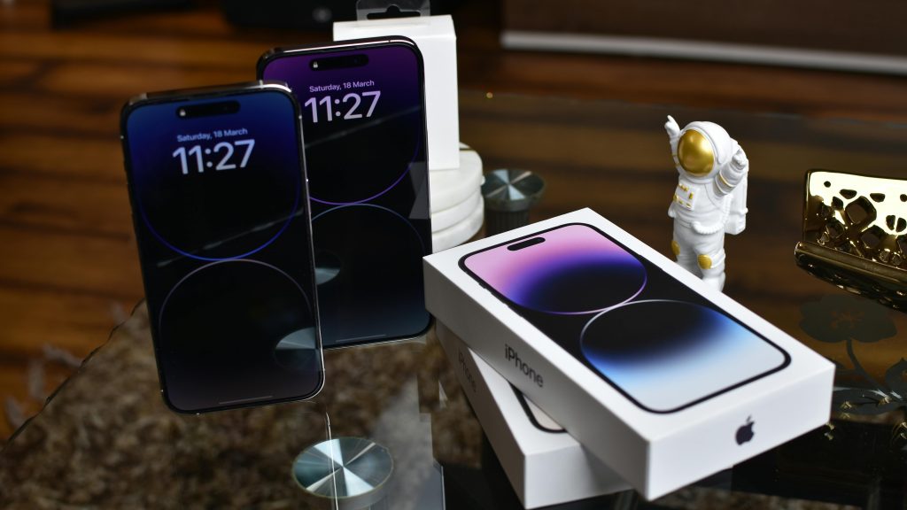 Immagine di due iPhone di Apple fuori dalla scatola