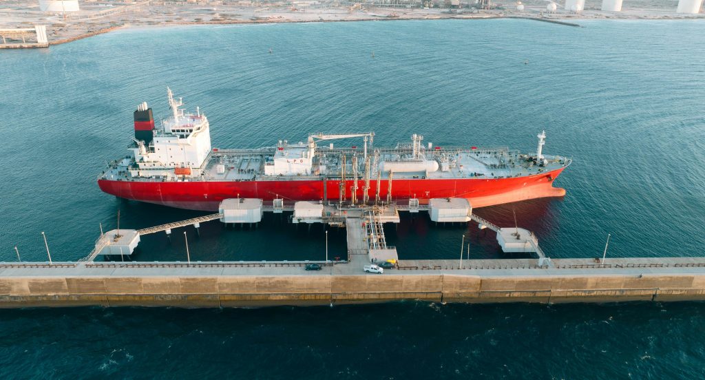 Petrolio - Immagine di una petroliera ai margini del porto