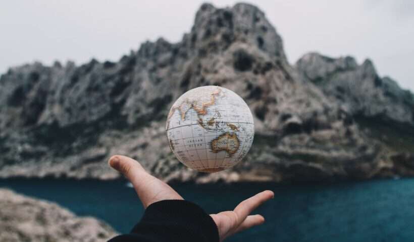 Sfera rappresentante un globo nell mano di una persona
