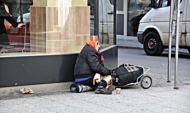 Paesi più poveri Europa - immagine di un senzatetto a Francoforte