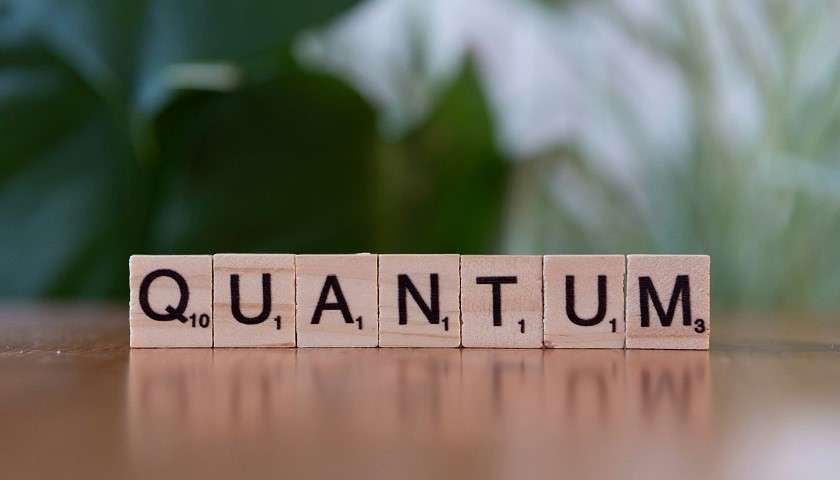 Sette tessere di legno formano la parola quantum