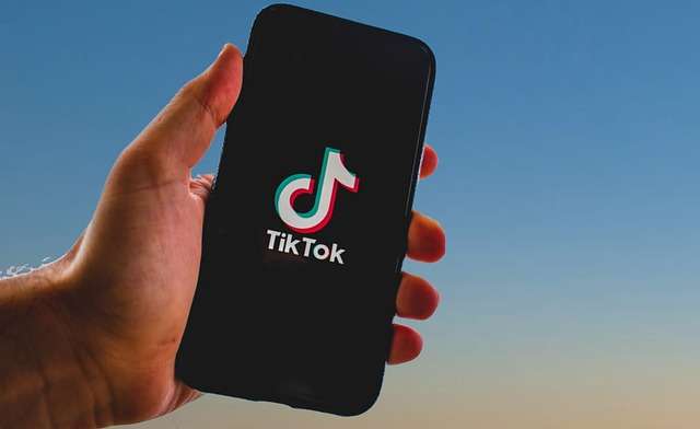 Immagine di uno smartphone aperto sulla pagine TikTok