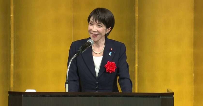 Giappone difesa - Immagine del primo ministro Takaichi in conferenza