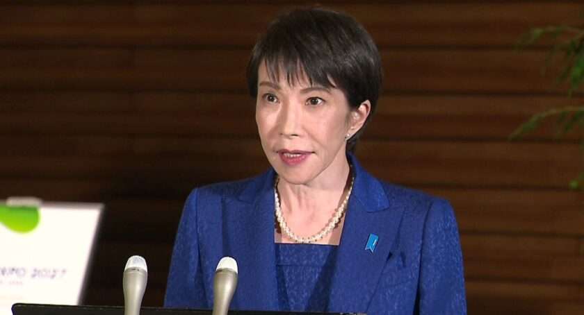 Immagine del primo ministro del Giappone Sanae Takaichi in conferenza