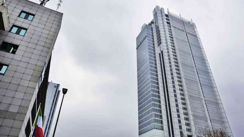 Il grattacielo con la sede di Intesa Sanpaolo a Torino