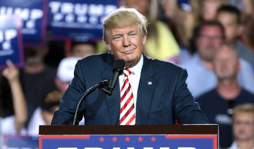 Donald Trump parla con i suoi sostenitori durante un comizio elettorale al Prescott Valley Event Center di Prescott Valley, in Arizona.
