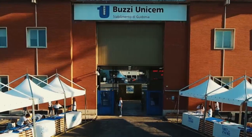 Lo stabilimento Buzzi di Guidonia, vicino a Roma. Il vialetto di ingresso
