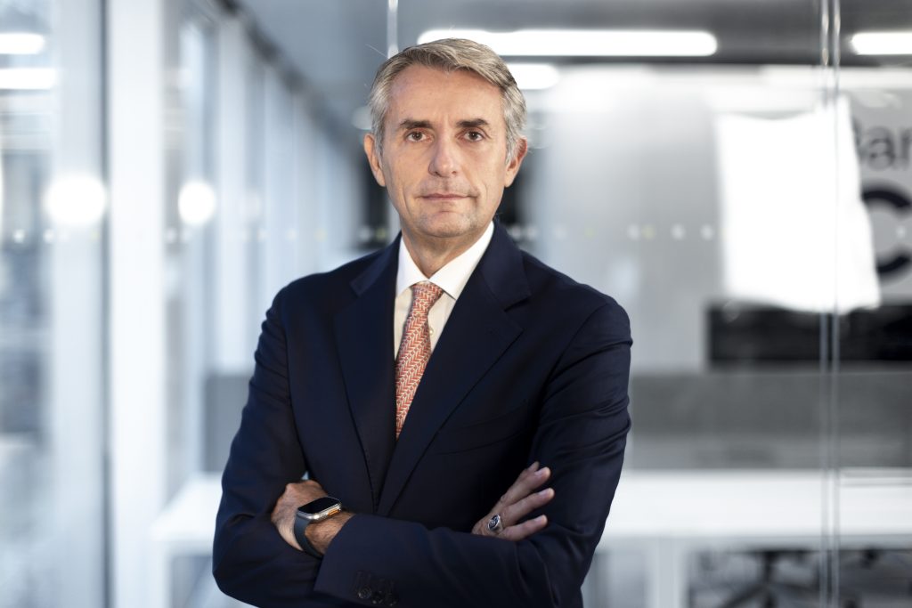 Iacopo De Francisco, AD e Direttore Generale di Banca CF+ e Banca Sistema, ritratto in ufficio con le braccia incrociate