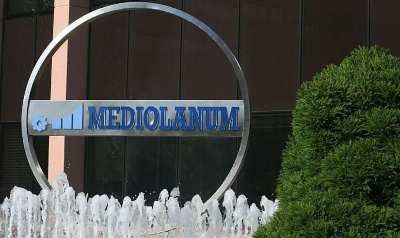 Il logo di Banca Mediolanum campeggia all'ingresso della sede centrale del gruppo finanziario.