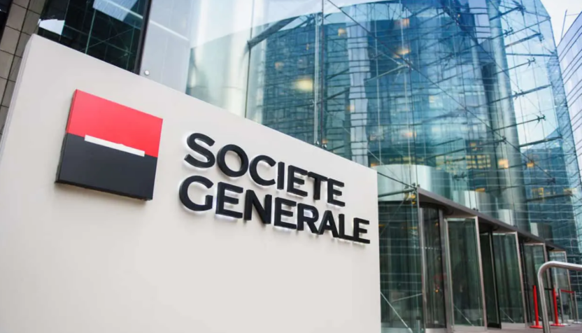 L'ingresso della sede centrale di Societe Generale con il logo del gruppo transalpino