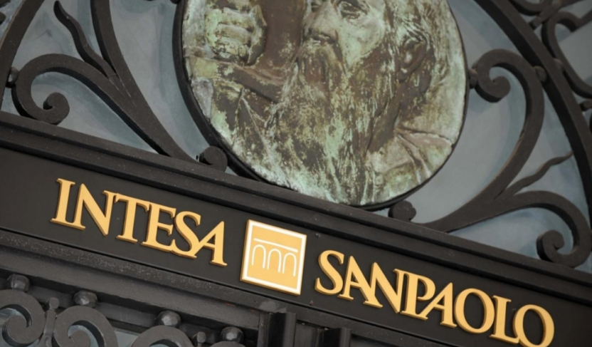 L'insegna di Intesa Sanpaolo all'esterno sulla facciata di un palazzo a Milano