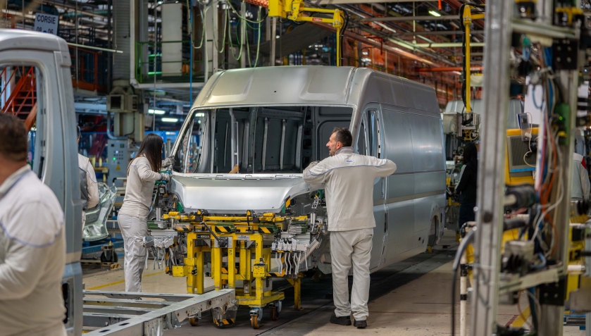 Lavoratori di Stellantis nello stabilimento di Atessa, impegnati alla catena di montaggio dei furgoni