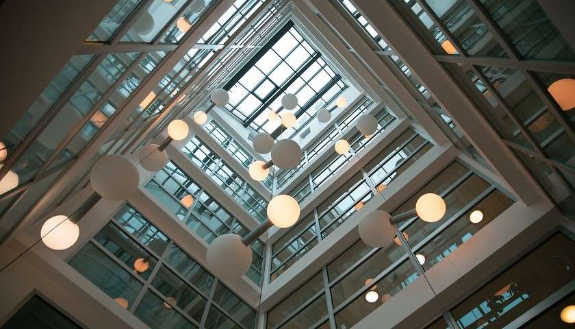 L'interno della sede di un'azienda con molte lampadine simbolo di innovazione