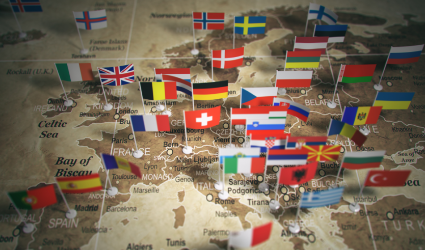 Una mappa dell'Europa con bandierine puntate su ciascuno dei suoi Paesi