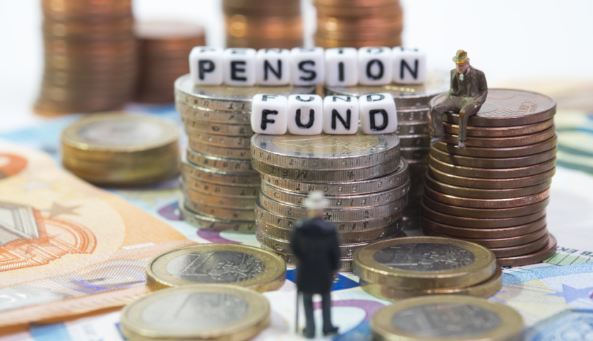 Un pensionato, rappresentato da una figurina in scala, davanti a pile di monete sulle quali compare la scritta pension fund
