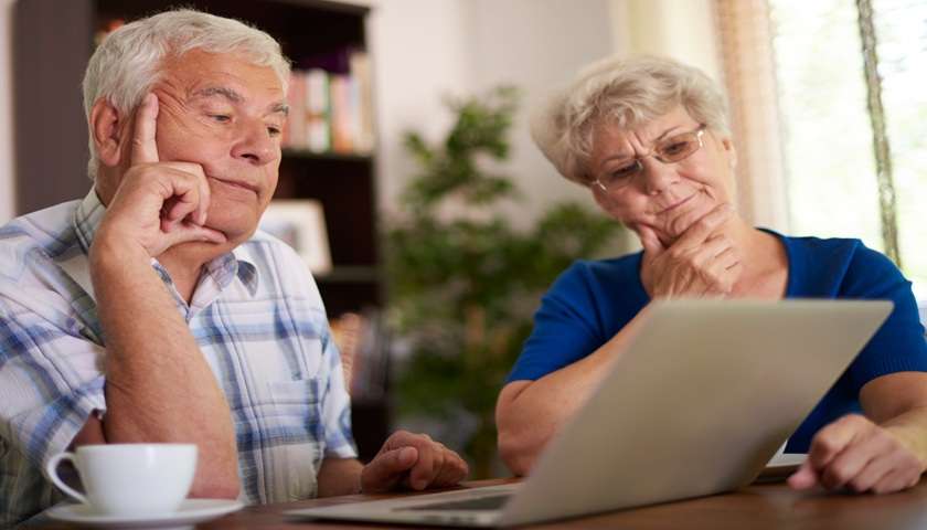 Due pensionati osservano il computer, riflettendo sulle novità delle pensioni 2027