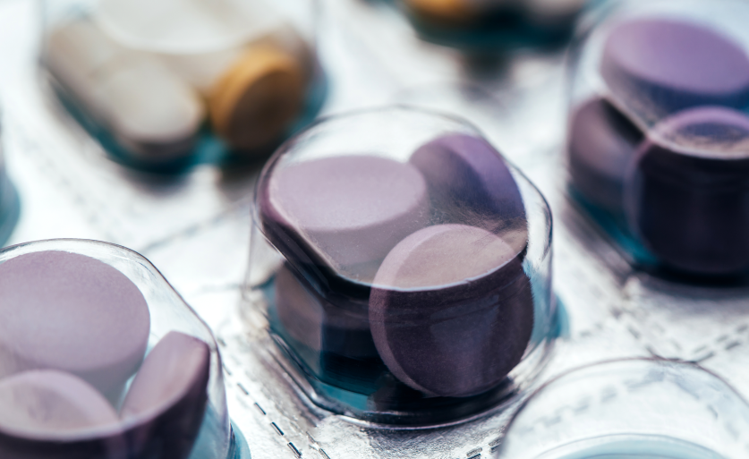 Pillole medicinali raggruppate in blister