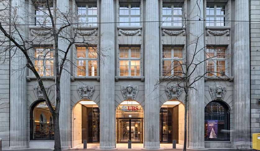 La facciata con l'ingresso della sede principale di Ubs a Zurigo