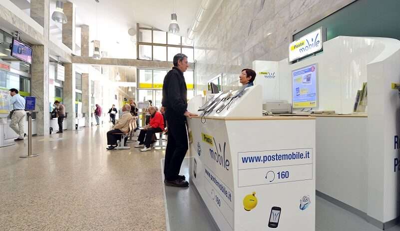 Un utente al Banco Posta per la sottoscrizione di Buoni Fruttiferi