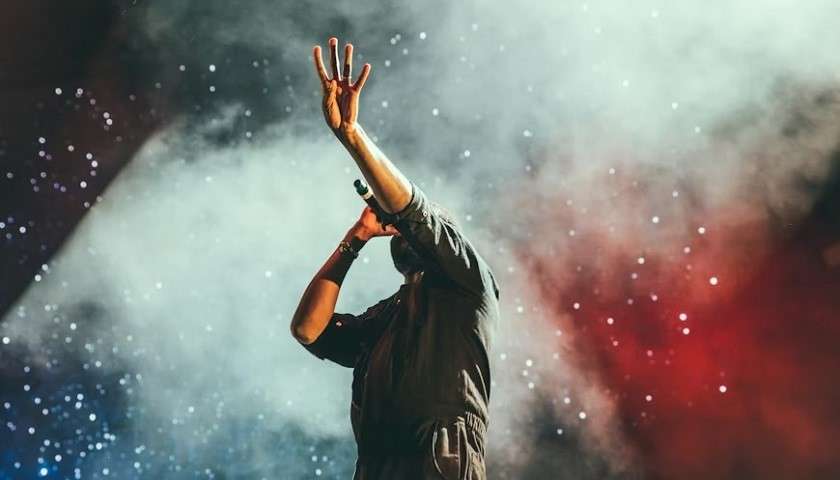 Un cantante sul palco del Festival di Sanremo