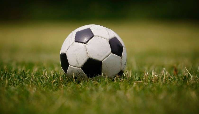 Un pallone da calcio appoggiato sul campo