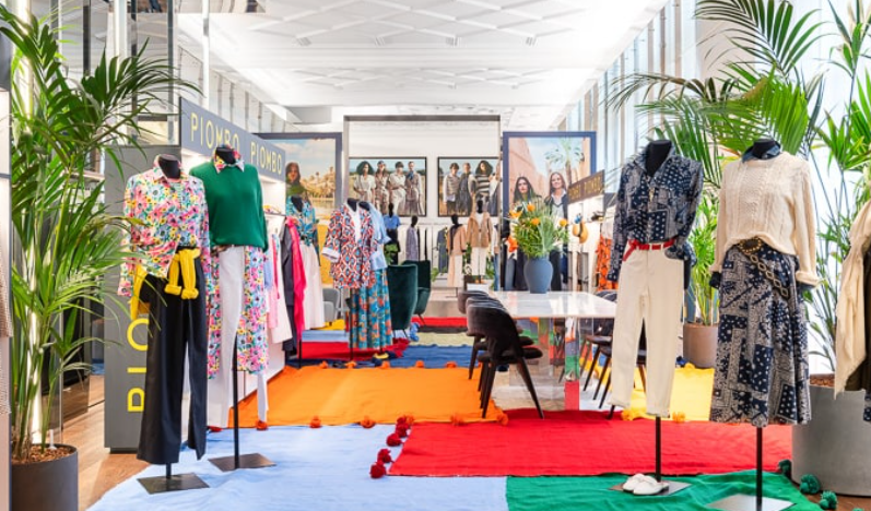 L'intern di uno showroom di Ovs, con i capi di abbigliamento esposti su manichini o ripiegati su tavoli e scaffali