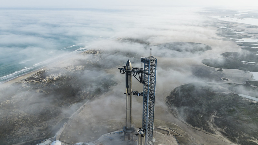 Il vettore spaziale di SpaceX ripreso dall'alto prima di un lancio, in una giornata velata