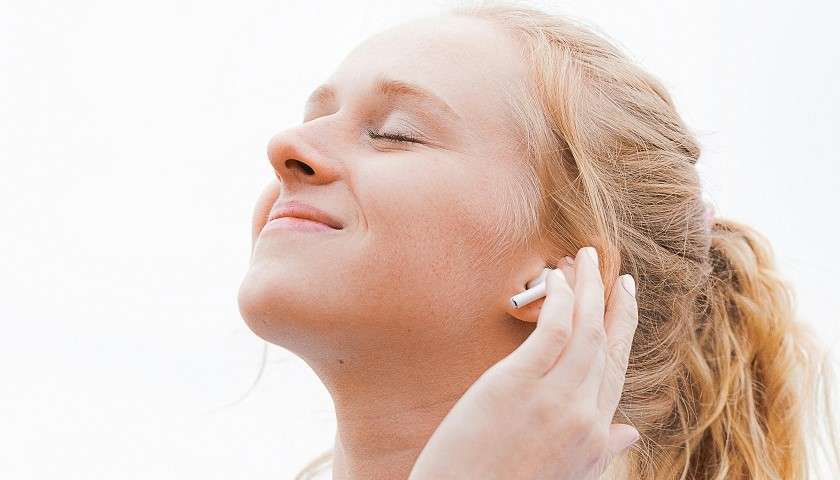 Una donna indossa le cuffie AirPods di Apple