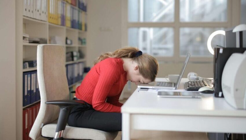 una foto che ritrae una donna a lavoro in pieno stress