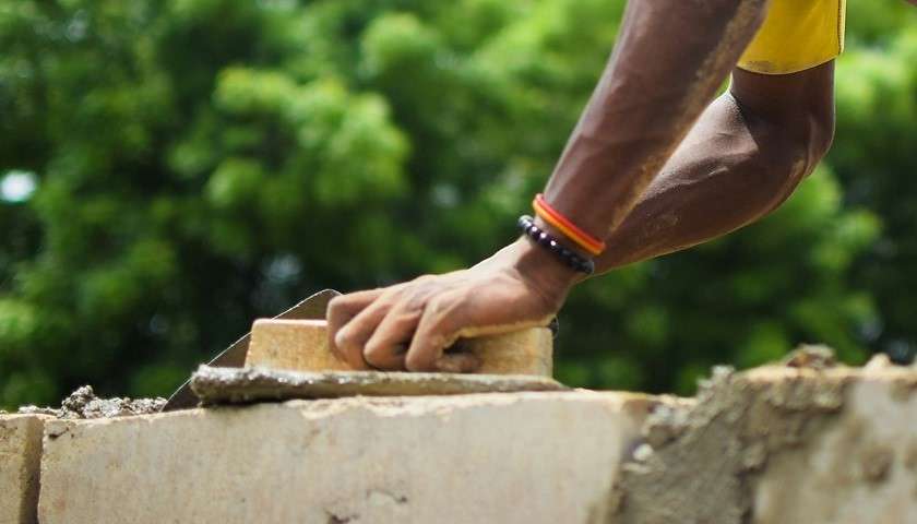 Un operaio al lavoro con il cemento green di BeNewtral