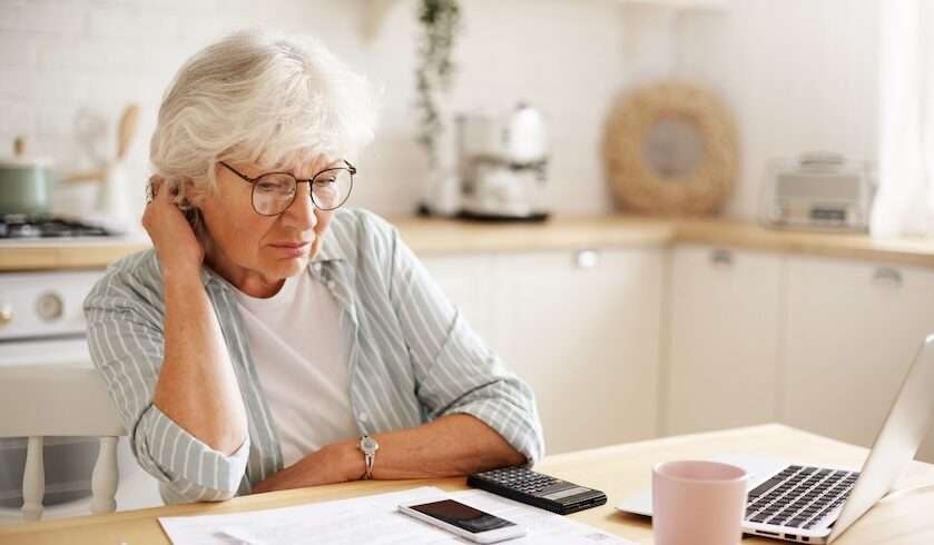 donna che controlla il cedolino delle pensioni di marzo 2026