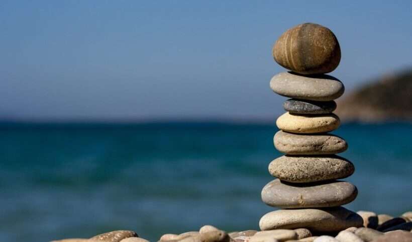 pietre in equilibrio con sfondo del mare