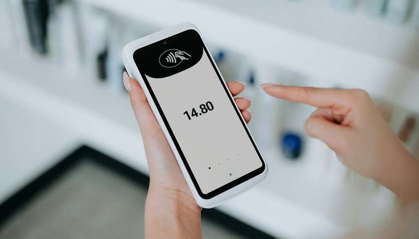 Una persona utilizza il Pos per un pagamento digitale