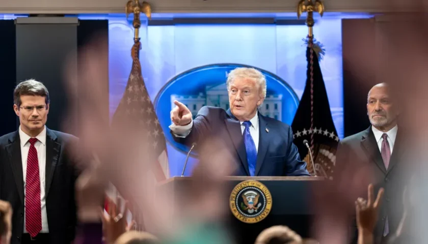 trump durante una conferenza stampa