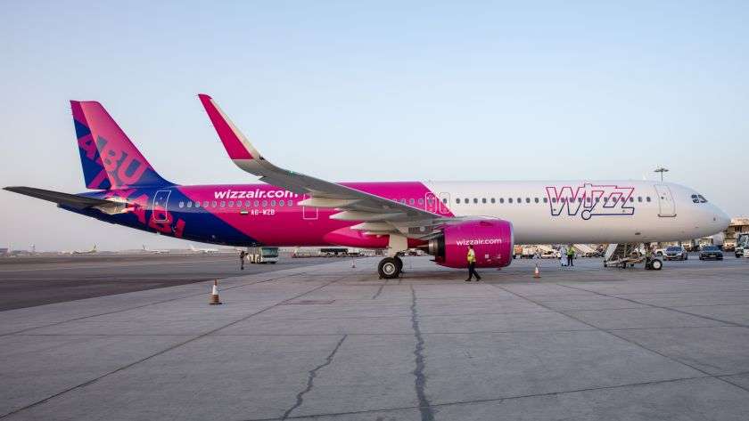 Aeromobili A321 di WizzAir nell'area di stazionamento dell'aeroporto di Abu Dhabi