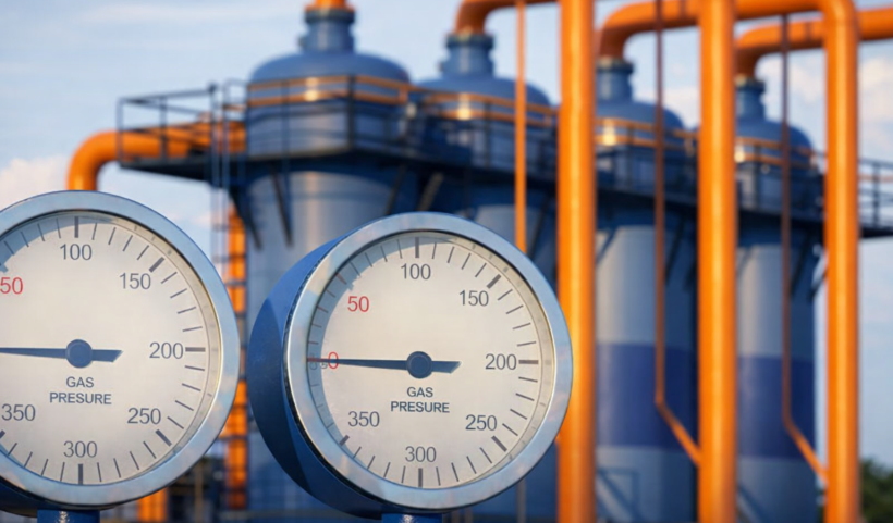 Impianto del gas con manometri in primo piano e tubazioni industriali sullo sfondo: immagine fotografica realistica sul rischio energetico in Europa, Gnl e shock delle forniture.