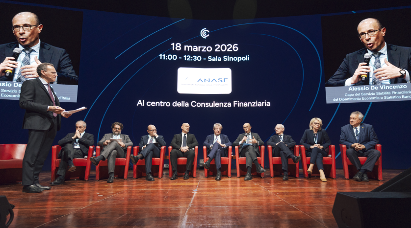 Una tavola rotonda a Consulentia, cin il palco composto da diversi operatori