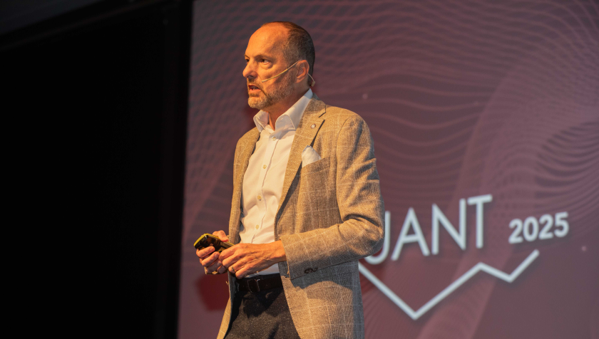 Daniele Bernardi, fondatore di Diaman Partners, sul palco di Quant2026, la manifestazione dedicata alla finanza quantitativa da lui organizzata