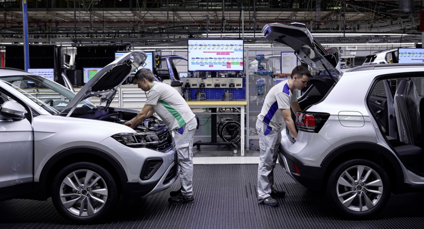 Lavorazoni finali alla catena di montaggio di automobili Volkswagen a Pamplona in Spagna