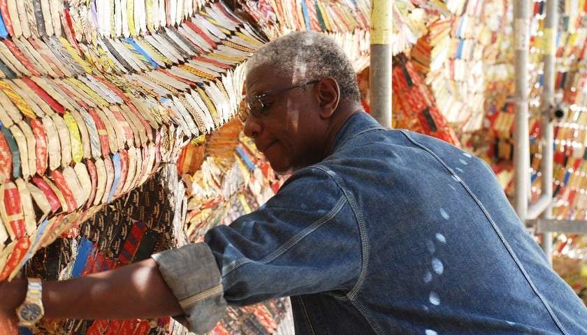L'artista El Anatsui al lavoro nel suo studio