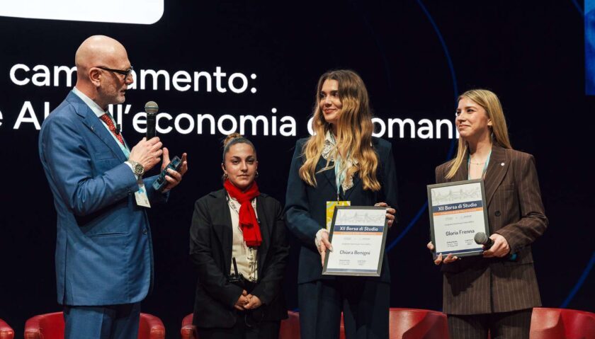 Un momento della giornata inaugurale di Consulentia 2026, con il presidente di Anasf, Luigi Conte, sul palco nel corso di una premiazione