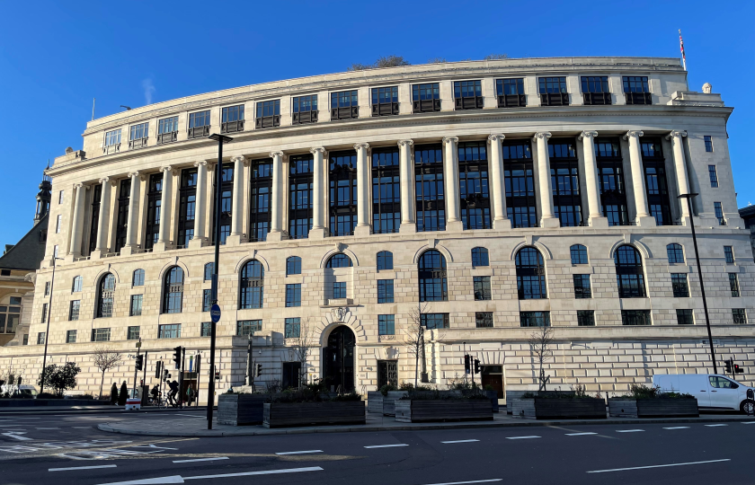 La sede di Unilever a Londra. Vista frontale di un edificio in stile vittoriano razionalista