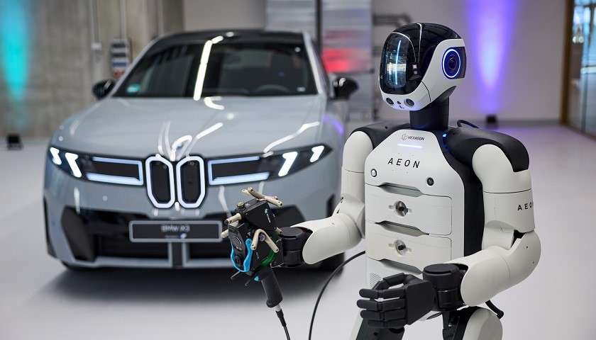 Il robot umanoide Aeon lavora a un'auto nell'impianto Bmw di Lipsia