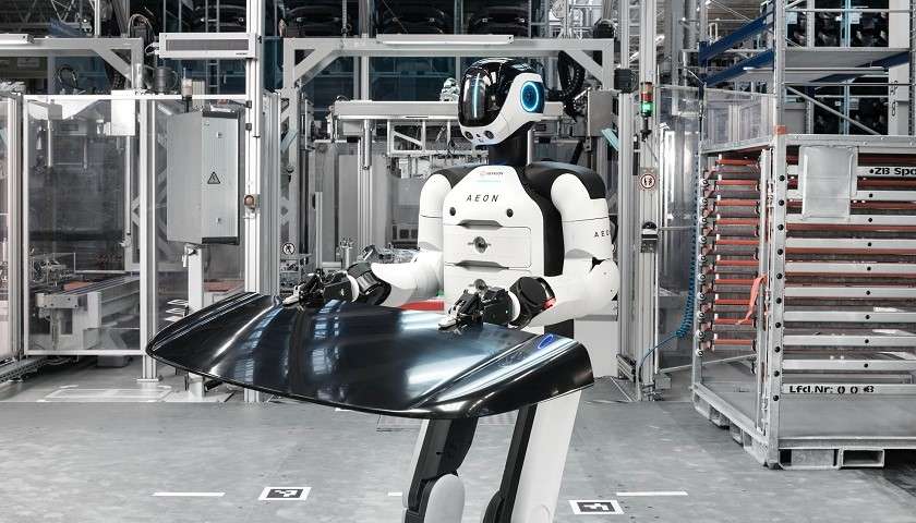 Il robot umanoide Aeon lavora a una Bmw